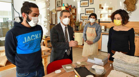 Sukurusu atık kağıtlardan 25 bin tebrik kartı üretti