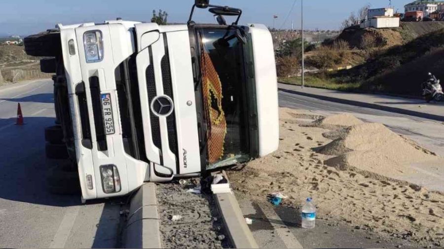 Sultangazi'de tuz yüklü tır yola devrildi