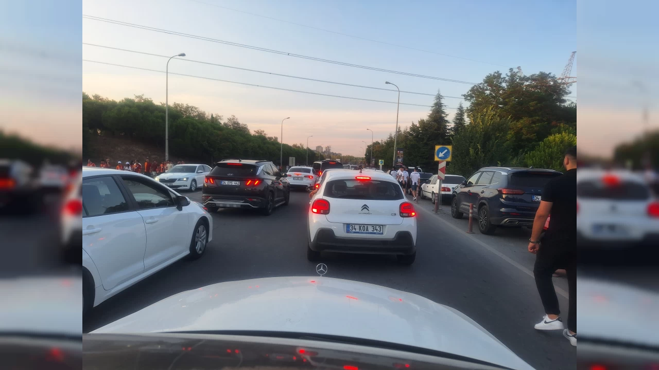 Taraftarlar yolda kald� 