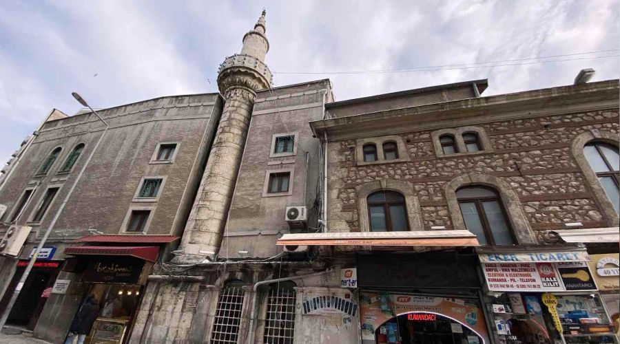 Tarihi caminin minaresi betonlaşmaya yenik düştü
