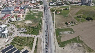 Tatil bitti, yoğunluk bitmedi: 43 ilin geçiş noktasında dönüş trafiği yaşandı