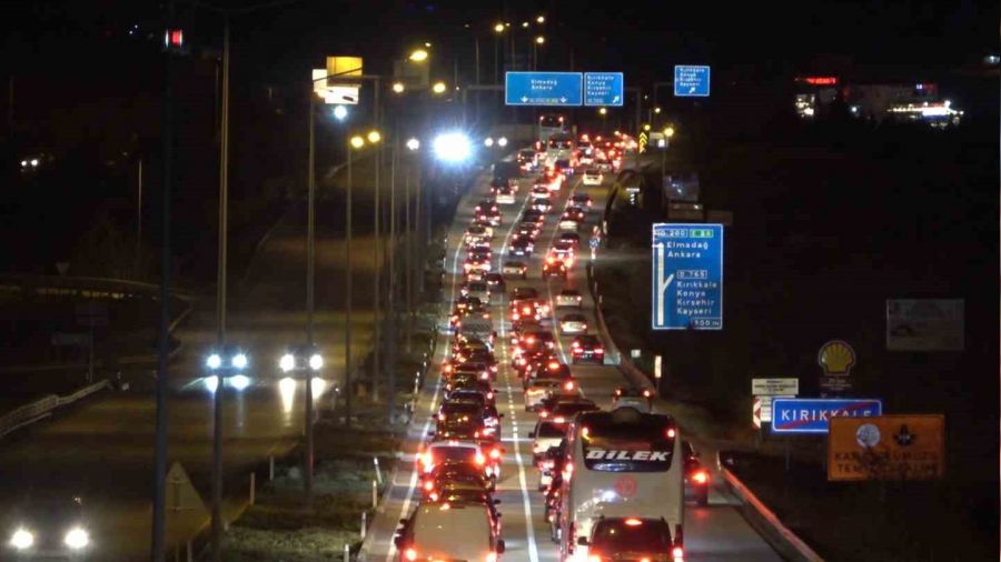 Tatilcilerin dönüş yolculuğu sürüyor: 43 ilin geçiş güzergahında trafik durma noktasına geldi