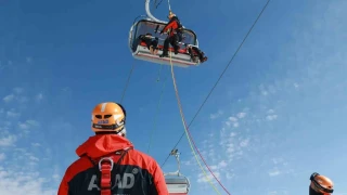 Teleferikte mahsur kalanlar kurtar�ld�
