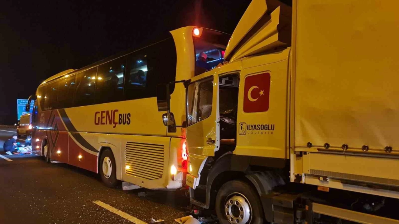 TEM'de lasti�i patlayan otob�se kamyon �arpt�