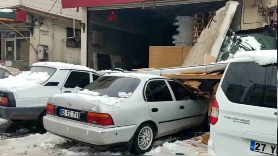 Tente çöktü, araçlar hasar gördü