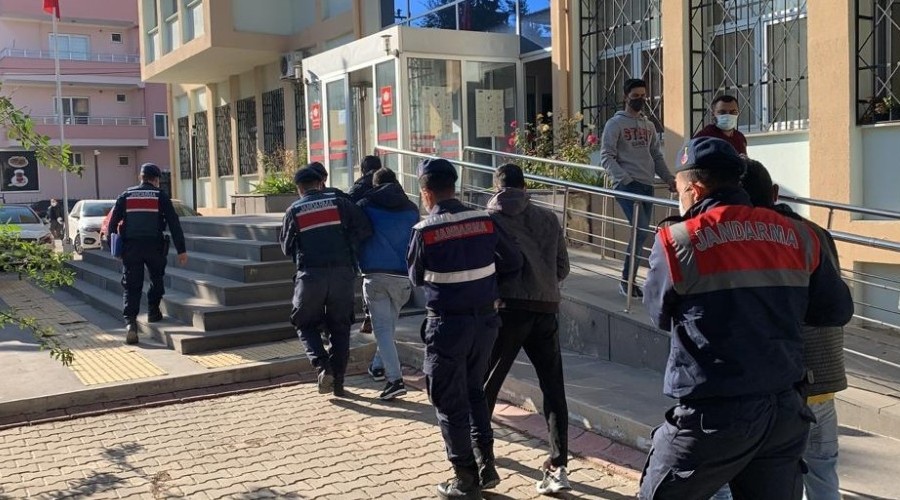 Test için geldiklerini söyleyip, yaşlı kadının ziynet eşyalarını gasp ettiler