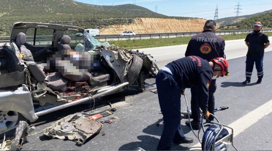 Ticari araç önünde giden kamyona çarptı: 1 ölü