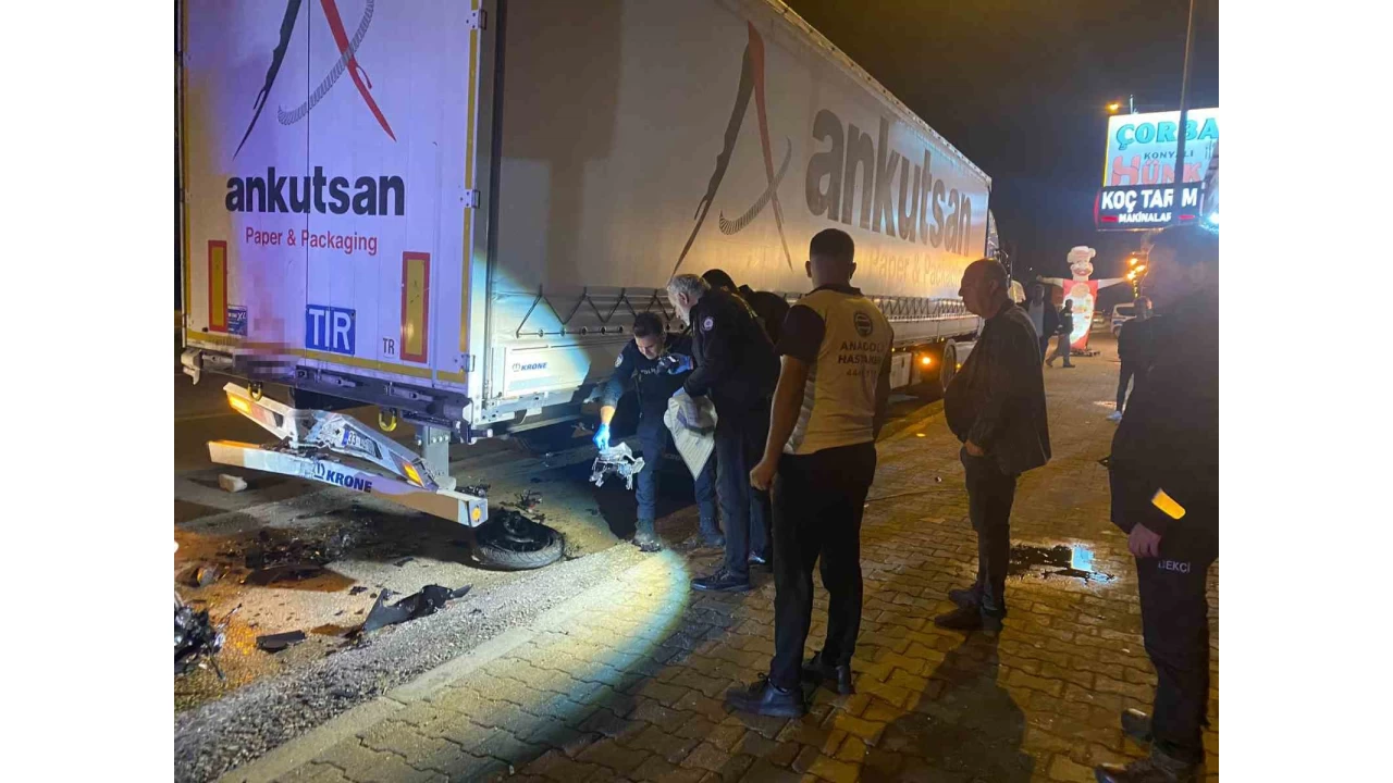 Tıra çarpan motosikletli genç hayatını kaybetti