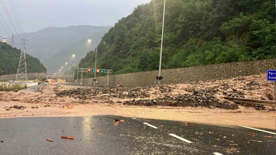 Trabzon-Gümüşhane karayolu ulaşıma kapandı