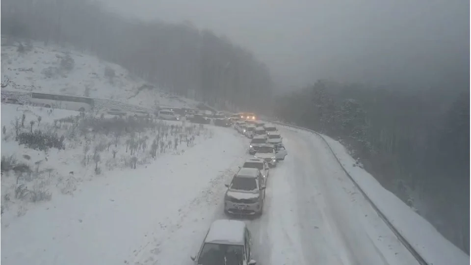 Uluda�'da trafik �ilesi, kilometrelerce kuyruk olu�tu