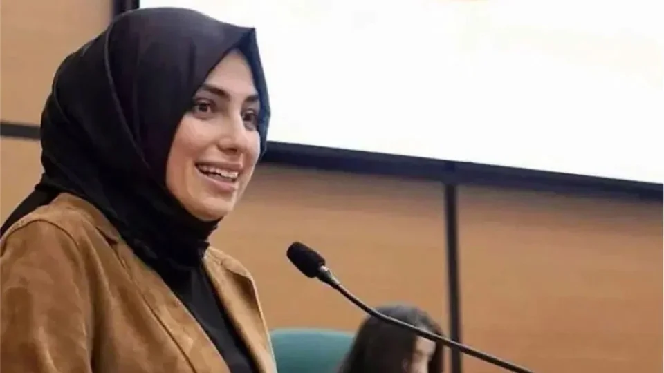 Üsküdar Belediyesi Başkan Yardımcısı Amine Cansu Çelik, ev hapsi süreci ve parti içi baskıları gerekçe göstererek CHP'den istifa ettiğini duyurdu