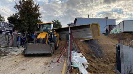 skdar'da hafriyat kamyonu devrildi
