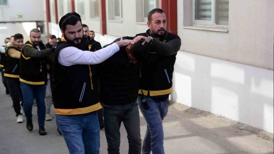 Uzun namlulu silahla bask�na 4 tutuklama