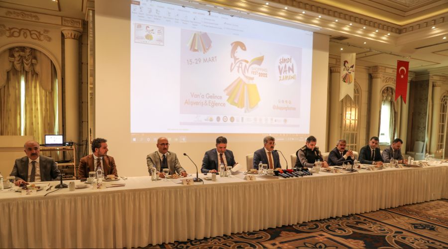 Van'da esnaf İranlı turisti dört gözle bekliyor