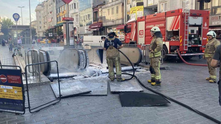Vezneciler Metro Durağı yürüyen merdiveninde yangın