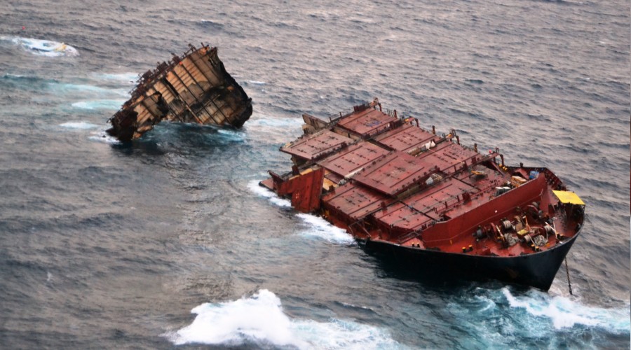 Vietnam'da kargo gemisi batt�: 15 ki�i kay�p