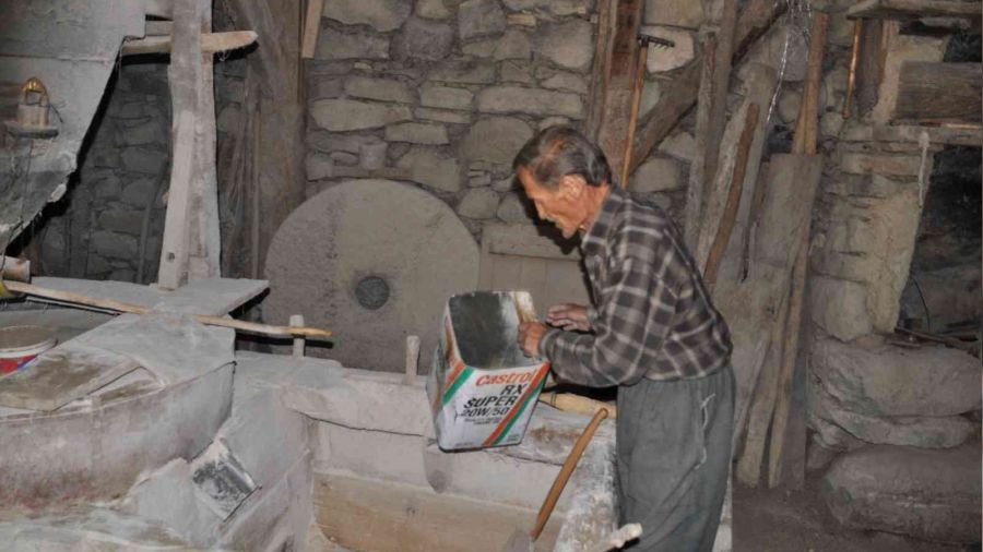 Yakla��k 100 y�ll�k tarihi de�irmen y�llara direniyor