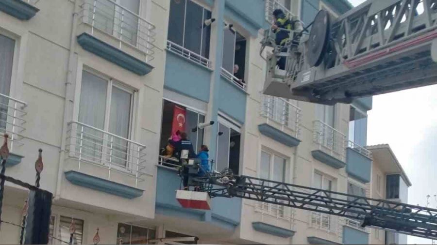 Yangında mahsur kalan 15 kişi kurtarıldı