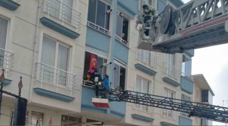 Yangında mahsur kalan 15 kişi kurtarıldı