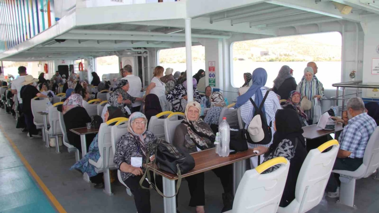 Yaşlıların moral gezisinde renkli görüntüler