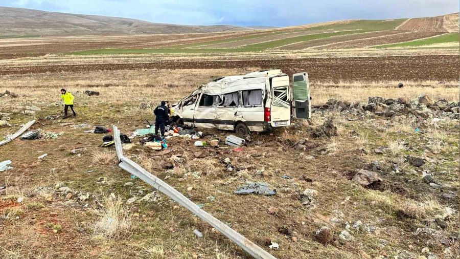 Yolcu minibüsü şarampole uçtu: 2 ölü, 7 yaralı