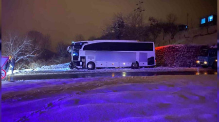 Yolcu otobüsü buzlu yolda 500 metre kaydı