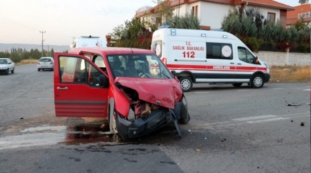 Yolcu otobüsü ile otomobil çarpıştı