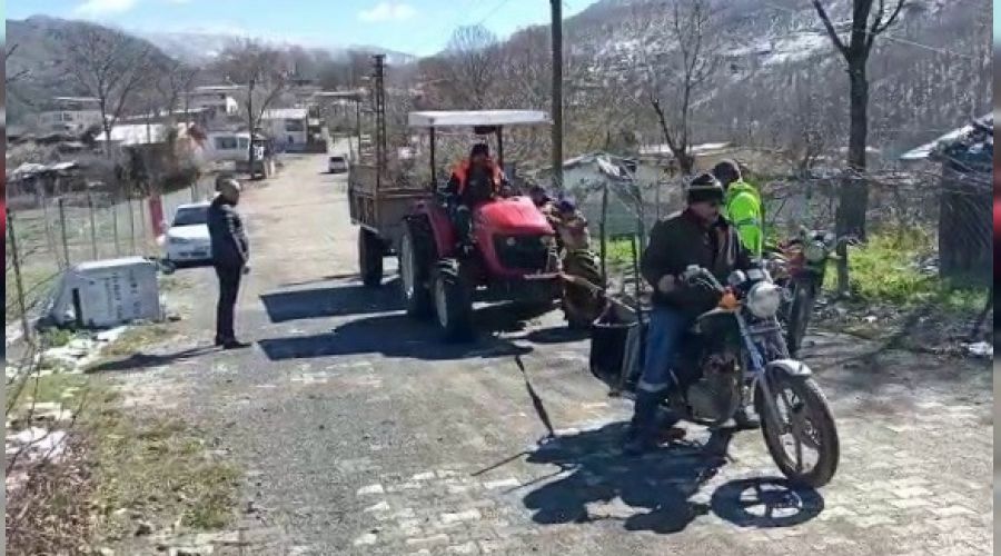 Yolda kalan traktr motosiklet ile ektiler