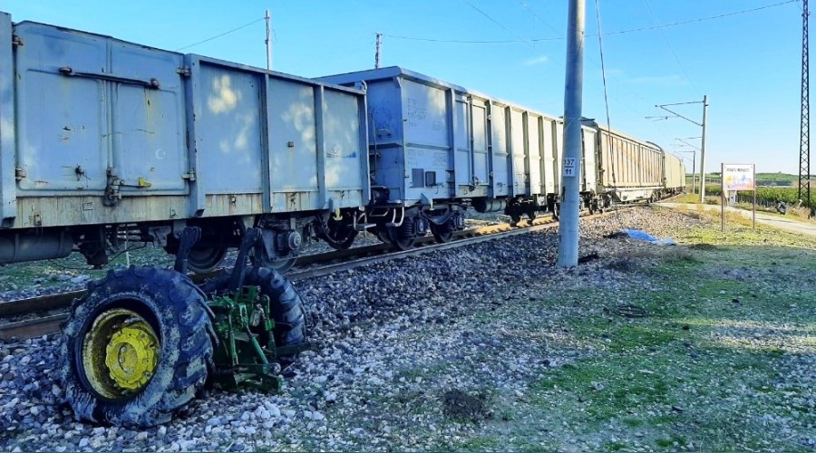 Yük treni traktöre çarptı: 1 ölü