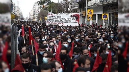 Yunanistan'da protestocu öğrenciler sokaklarda