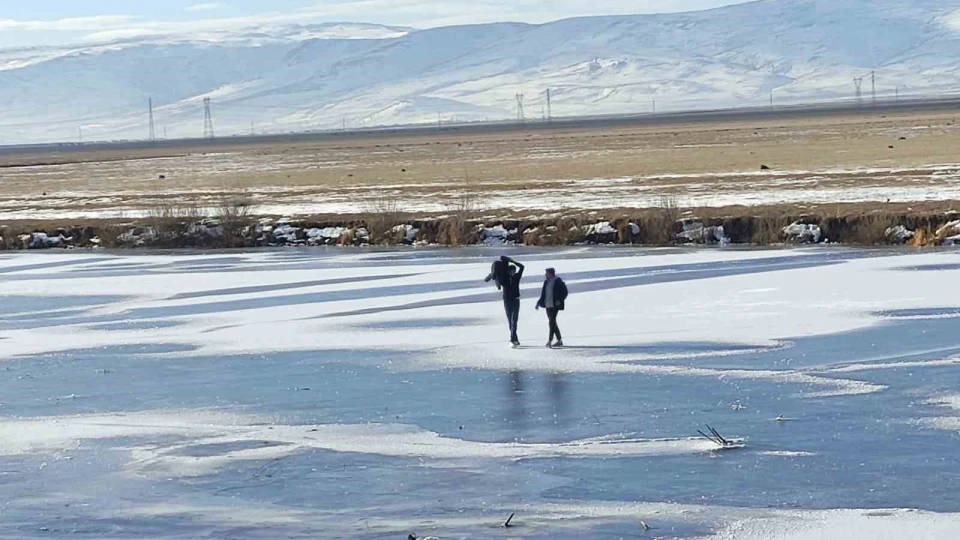 Y�zeyi tamamen donan nehir �zerinde y�r�y�� heyecan�