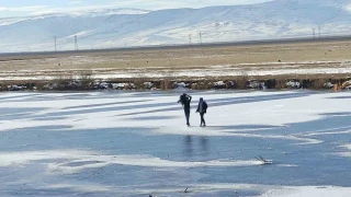 Y�zeyi tamamen donan nehir �zerinde y�r�y�� heyecan�