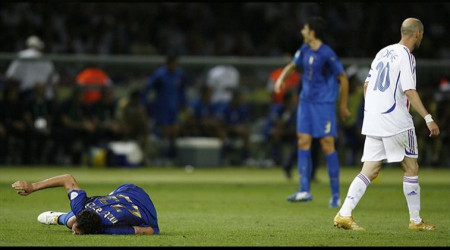 Zidane, Materazzi'ye kafa attı