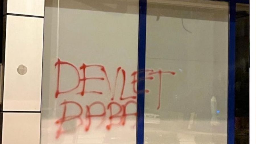 Zincir marketin camını taşla kırıp 'Devlet baba' yazdılar