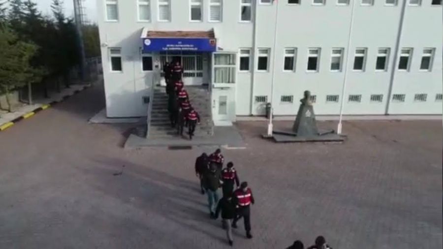 1 ki�inin �ld��� d���nde 15 ki�i g�zalt�nda