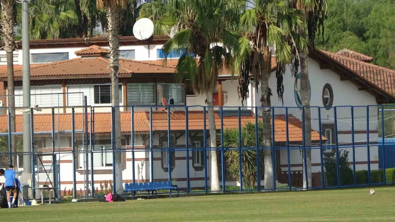 1 yıldır maaş alamıyorlardı, Adana Demirspor'un tesislerine icra