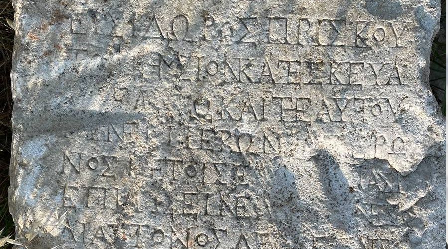2000 yıllık kitabe tarlada bulundu