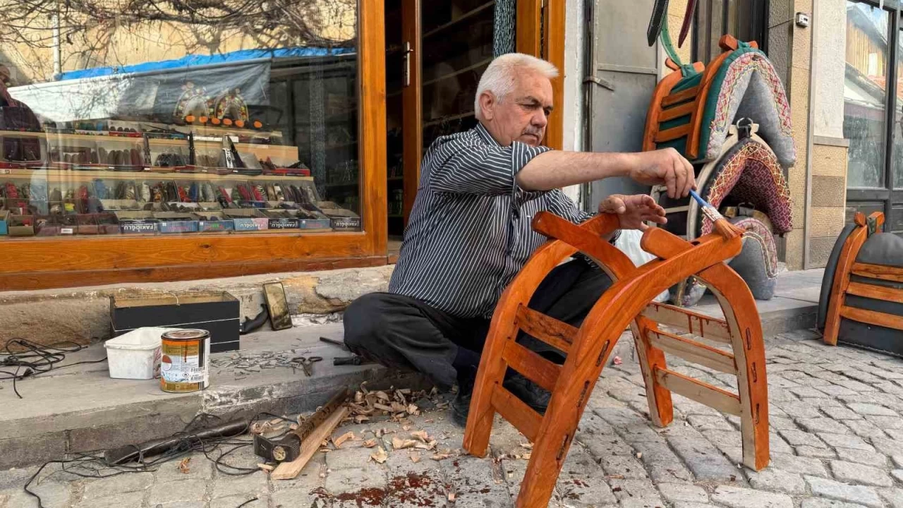 52 yıllık "semerci", mesleğini gelecek nesillere taşıyor
