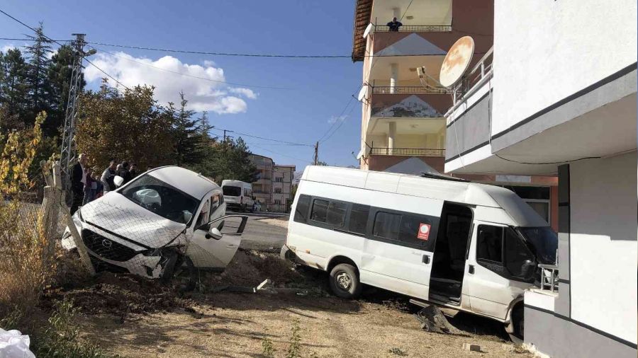 Adana'da okul servisiyle cip çarpıştı: 4'ü çocuk 6 yaralı