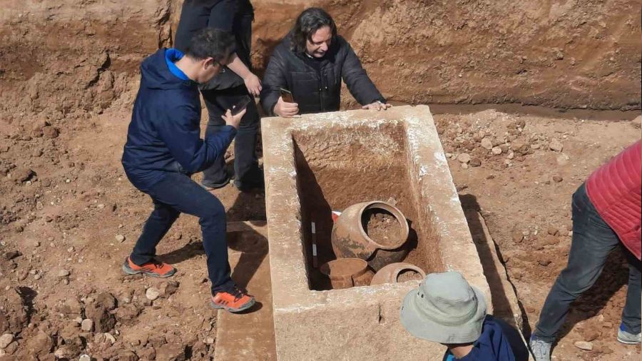 Afyonkarahisar'da bulunan lahit ve k�plere 'M�T'i' de kar��t�rd�lar