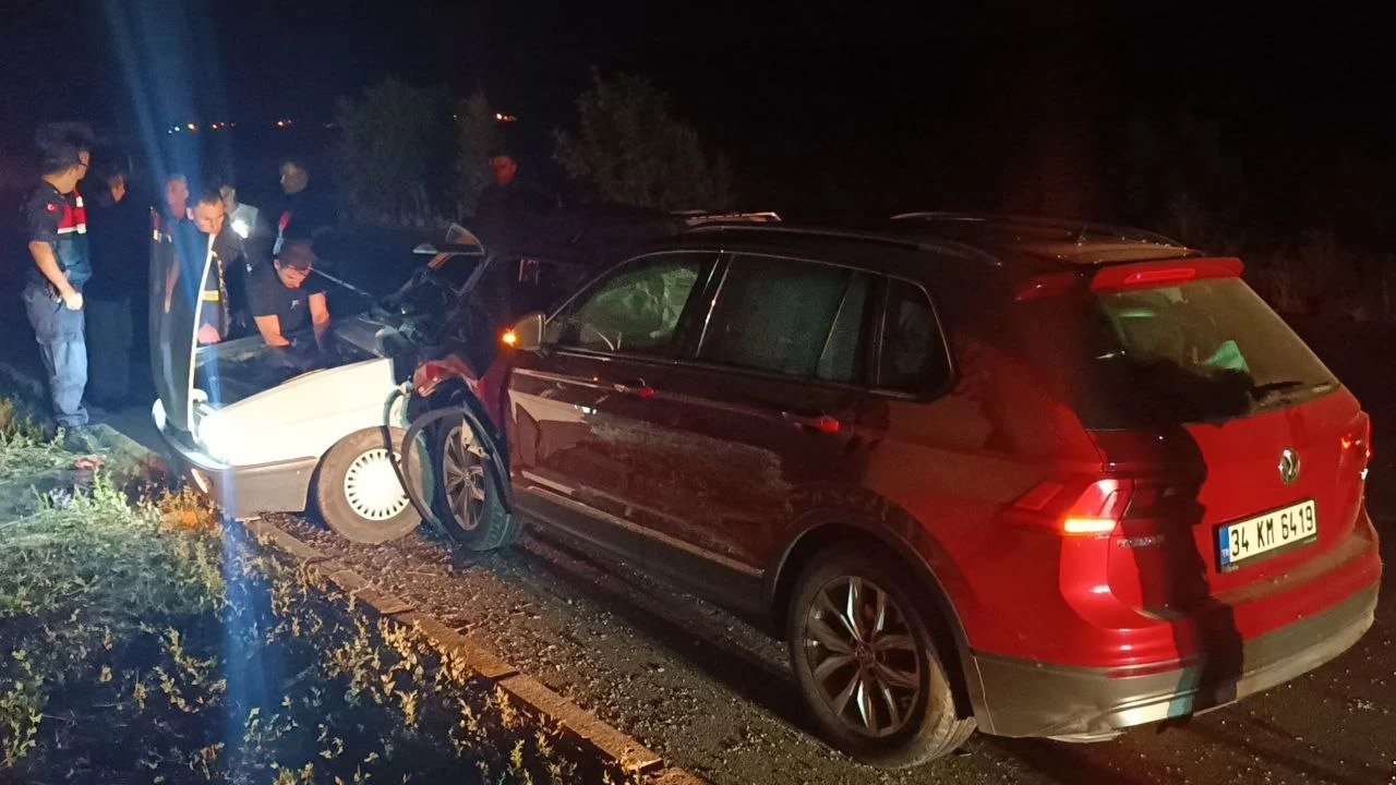 Afyonkarahisar'da iki otomobilin �arp��t��� kazada 2 ki�i �ld�, 4 ki�i yaraland� 