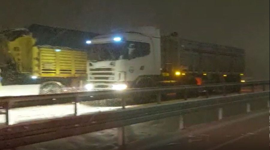 Afyonkarahisar'da kar yağışı sonrası tırlar yolda kaldı, karayolu ulaşıma kapandı