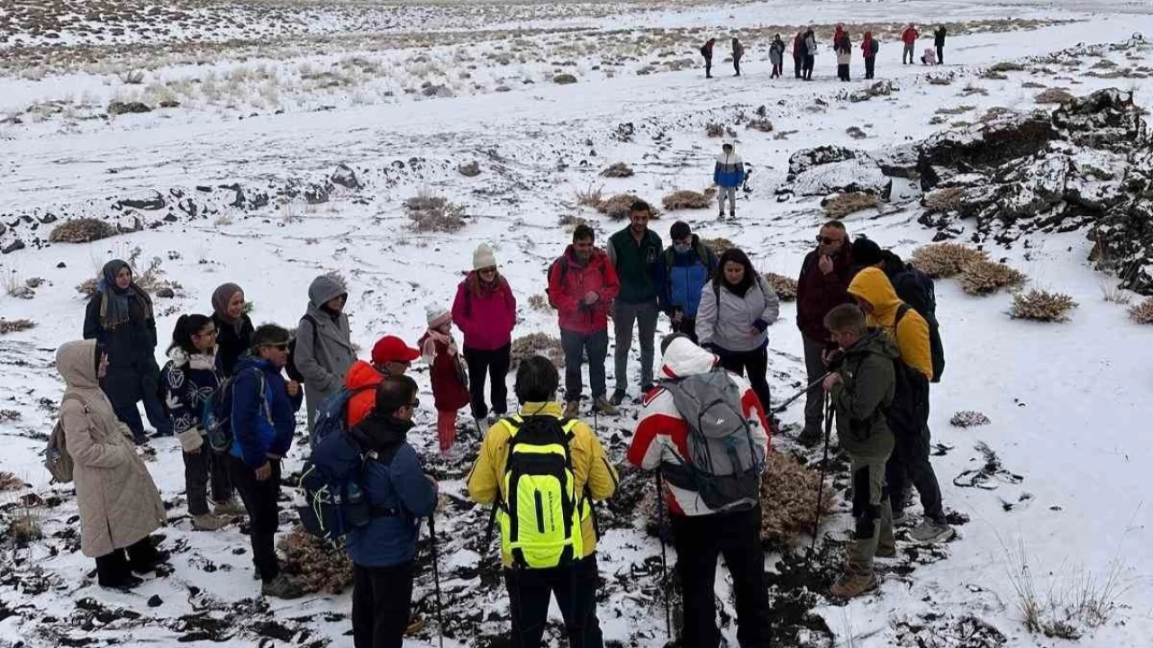 Ağrı Dağı'nda kar yağışına rağmen 27 dağcı tırmanışa geçti