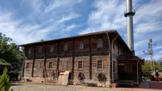 Akahatipler Ky Merkez Camii: 200 yllk, ivisiz ahap cami