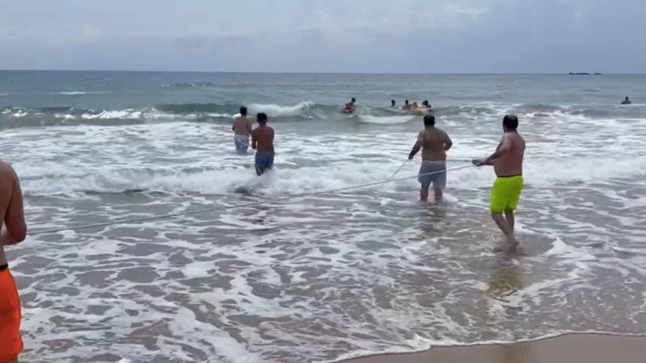 Alanya'da boğulma tehlikesi geçiren tatilciler halatlara takılı can simitleriyle kurtarıldı