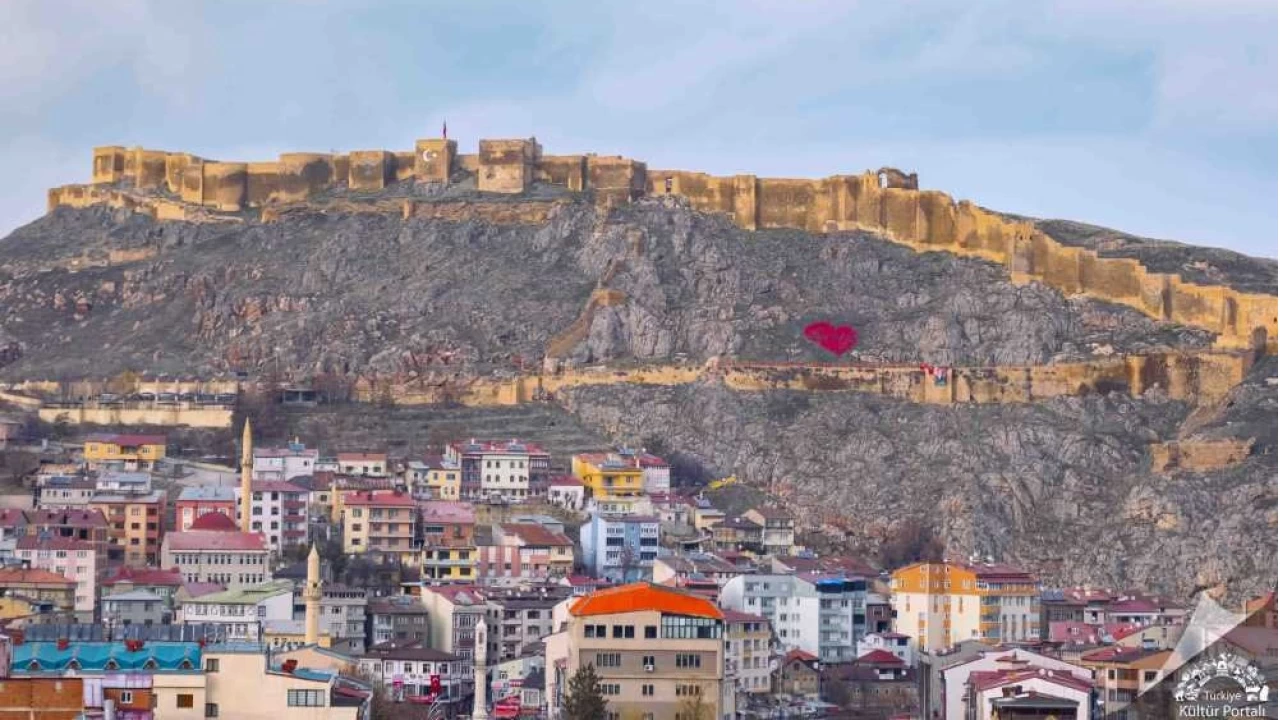 Anadolu'nun tarihine tanıklık eden bir efsane: Bayburt Kalesi
