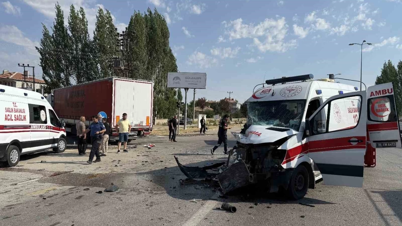 Ankara'da tır ile ambulans çarpıştı