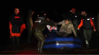 Antalya Kumluca'da sa�anak ya��� tar�m arazilerini sular alt�nda b�rakt�, ara�ta mahsur kalan s�r�c� botla kurtar�ld�