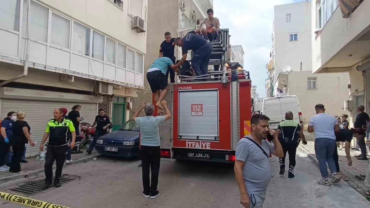Antalya'da 4 katlı binada yangın paniği