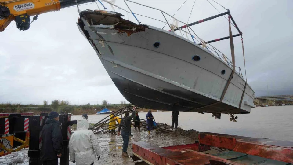 Antalya'da hortumun vurduğu tekneler vinçlerle kurtarılıyor